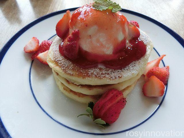 カフェロカ　いちごのパンケーキ